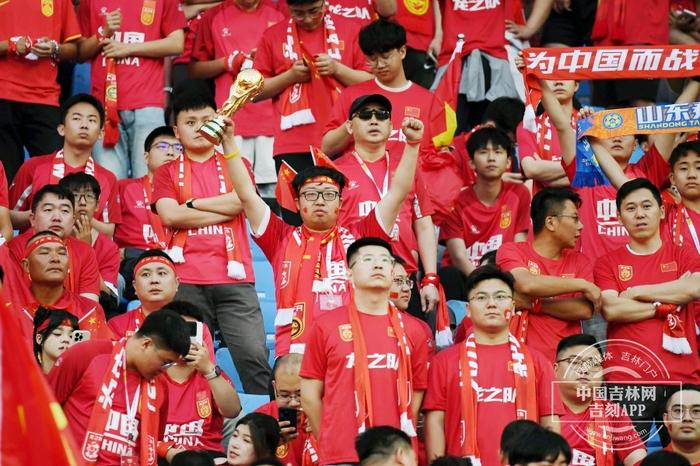让我们为中国队加油助威欢呼祥瑞