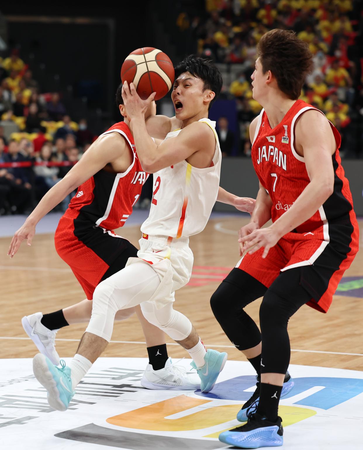 日本篮球明星与国内球队过招秀技术
