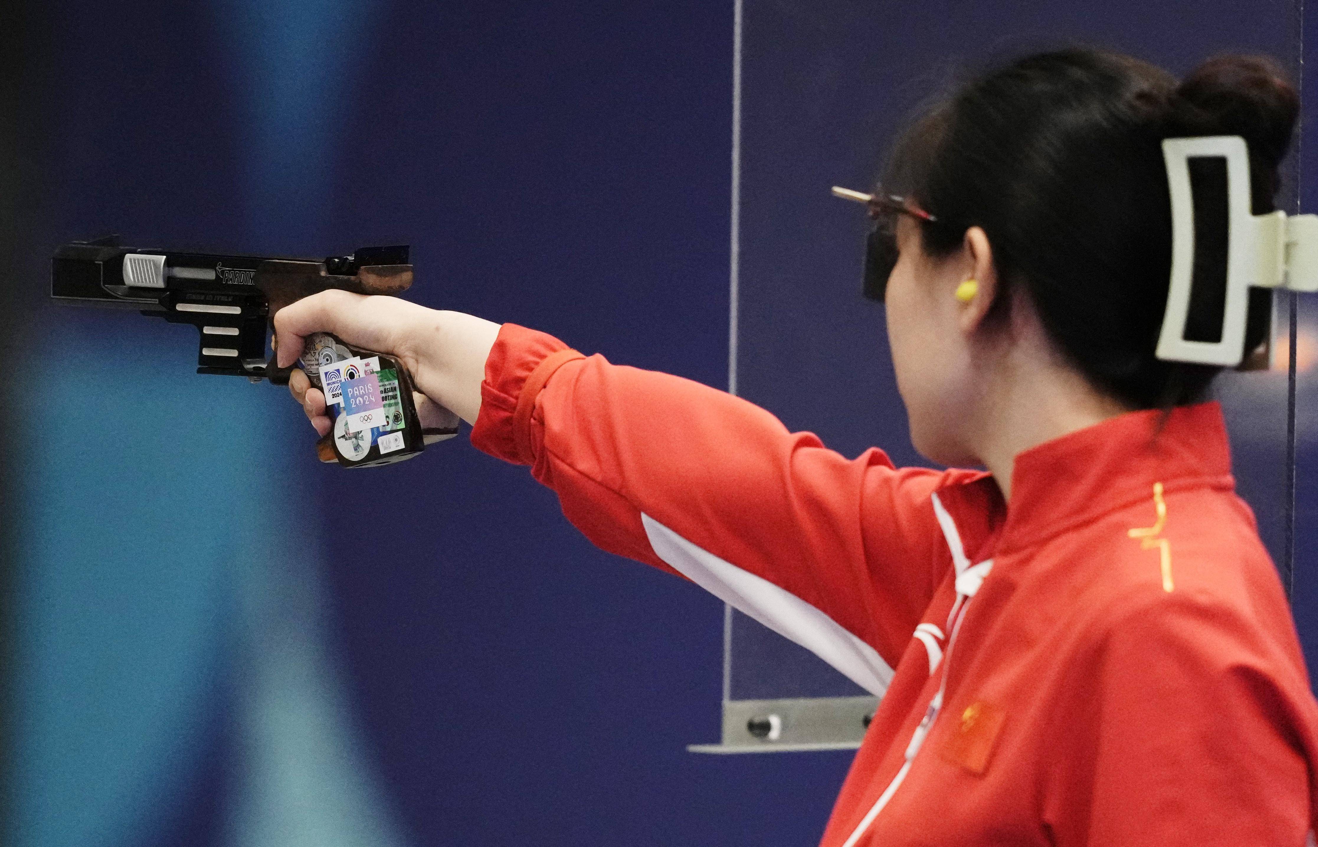 精彩绝伦!射击选手稳定发挥,射中靶心 精彩绝伦!射击选手稳定发挥,射中靶心