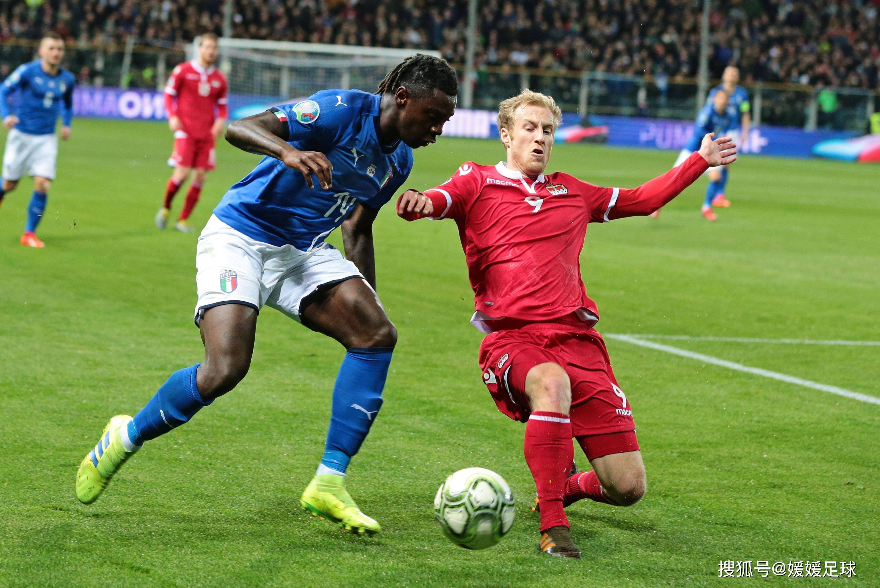 足球赛事场上战火连绵,球员技艺高超 足球赛事场上战火连绵,球员技艺高超