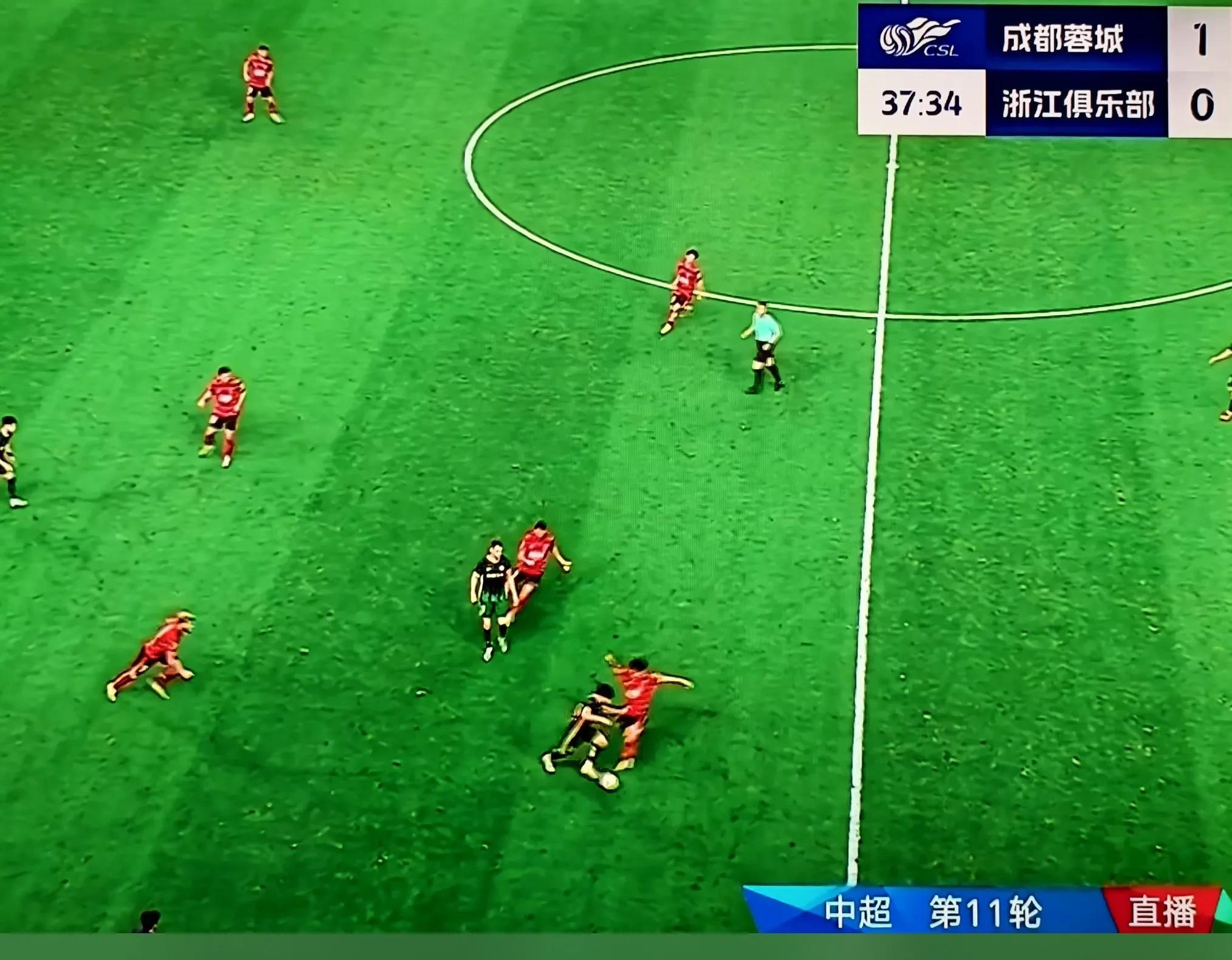 足球赛事场上战火连绵,球员技艺高超 足球赛事场上战火连绵,球员技艺高超