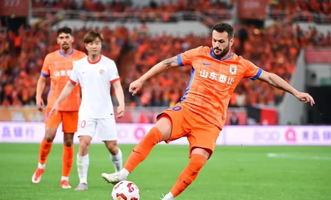 赛场上球员施展绝活,令球迷惊叹不已 赛场上球员施展绝活,令球迷惊叹不已