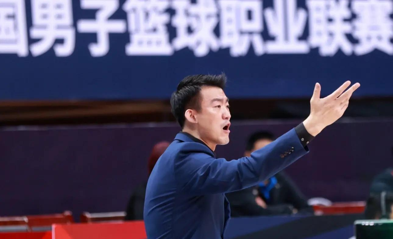 广东男篮遭遇时艰,寻找机会反弹 广东男篮遭遇时艰,寻找机会反弹