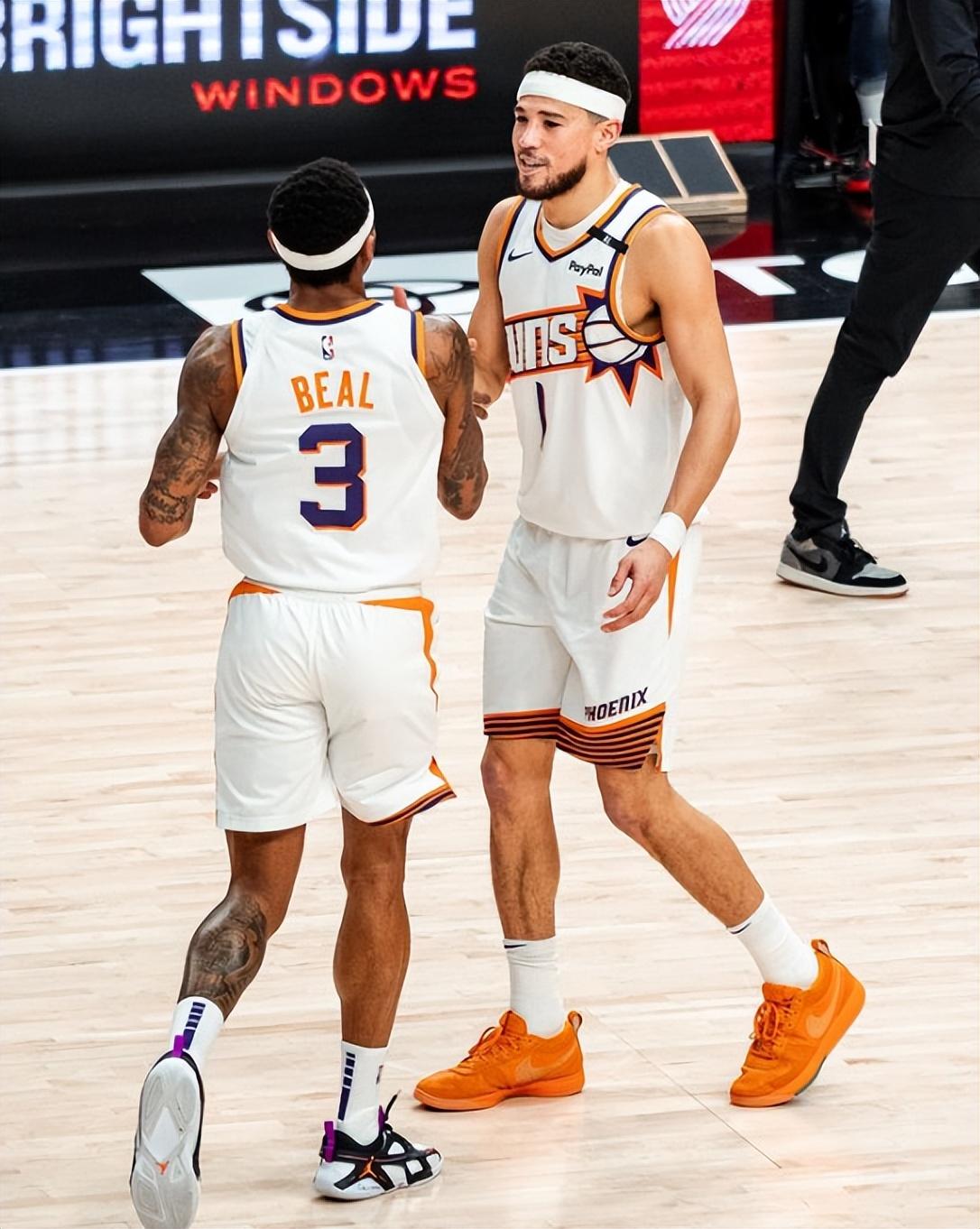 太阳主场负猛龙，布克独造分的简单介绍