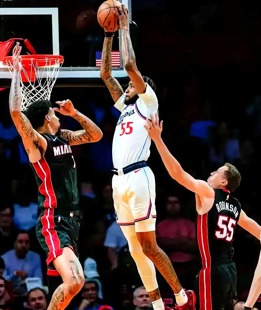 猛龙主场轻松战胜奇才,伦纳德表现抢眼 猛龙主场轻松战胜奇才,伦纳德表现抢眼