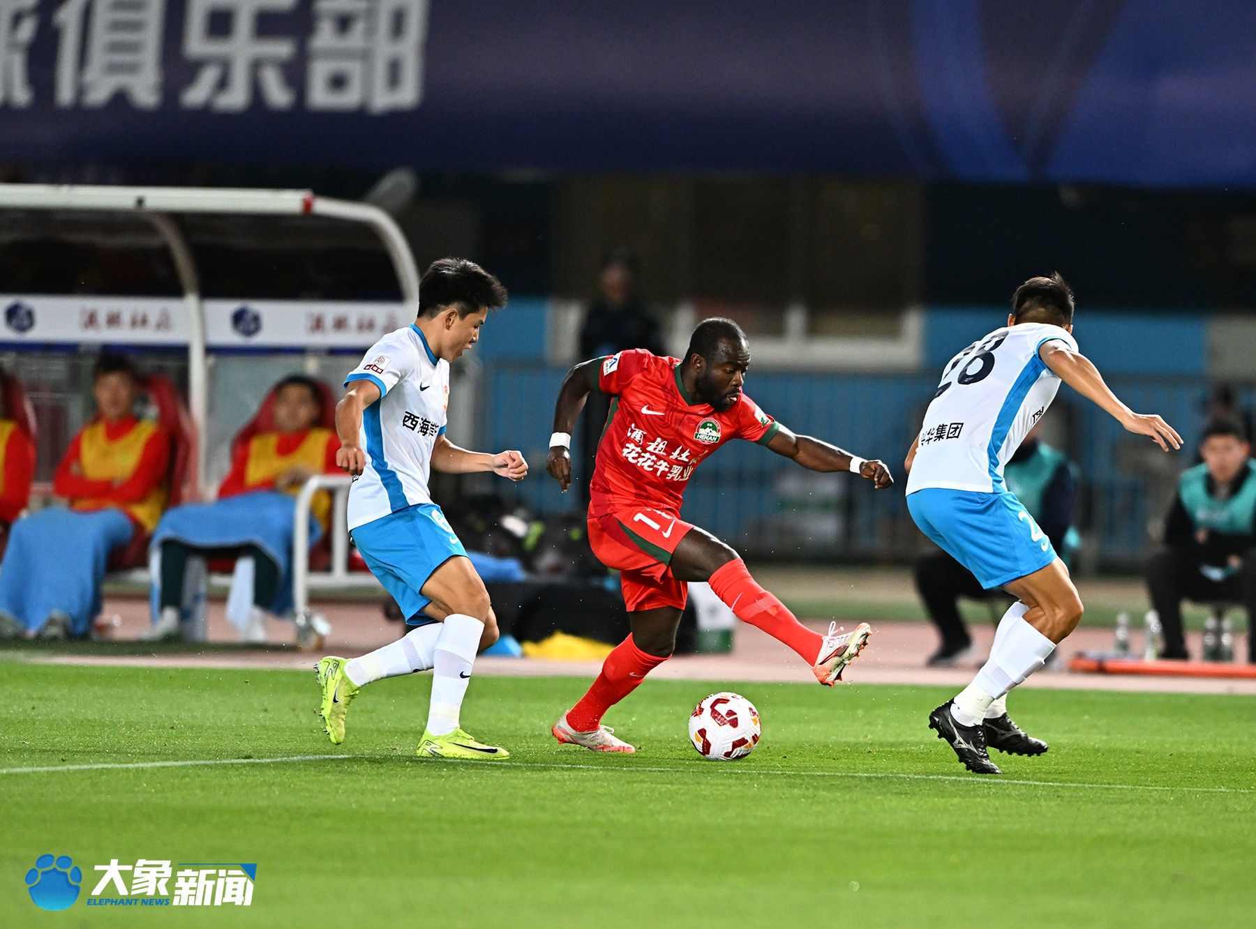 中超青年队比赛在郑州金水体育场打响 中超青年队比赛在郑州金水体育场打响