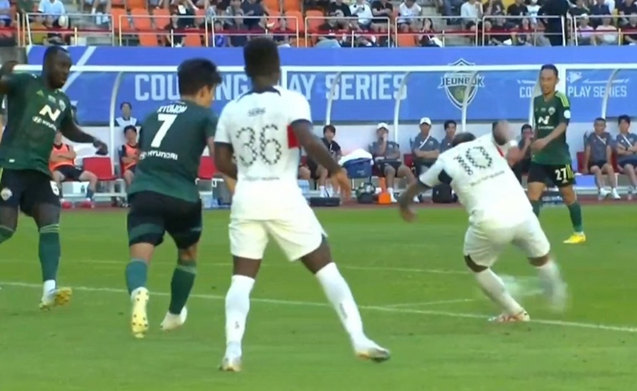 巴黎圣日耳曼4-2蒙彼利埃：内马尔破门两队爆发冲突