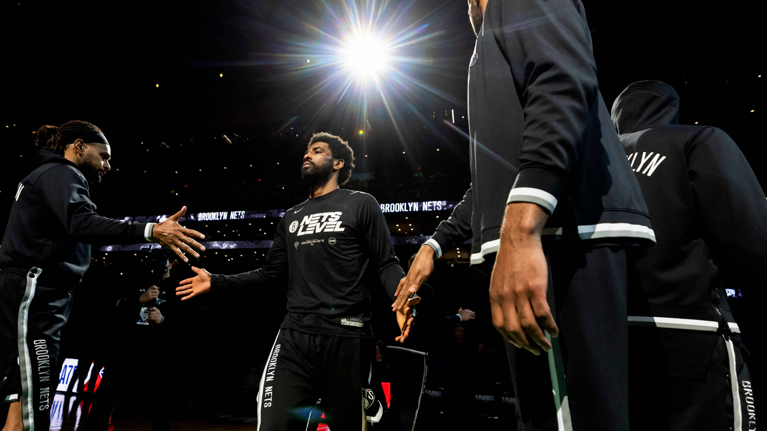 篮网轻松击败老鹰：欧文光线包围，超神表现