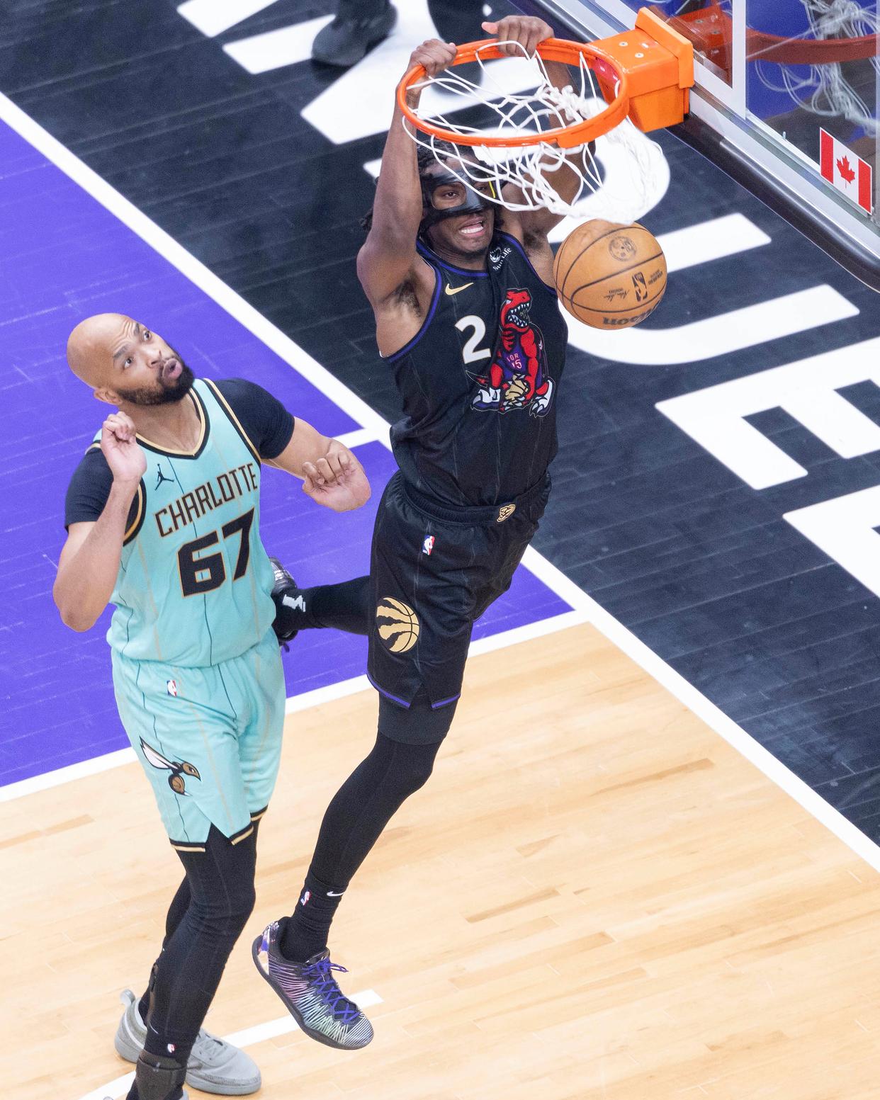 猛龙主场大胜骑士，追赶领先